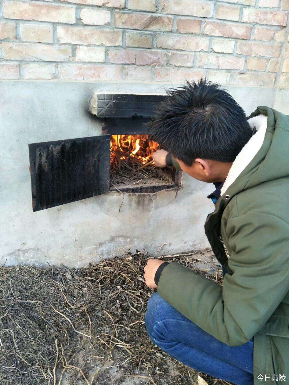 太阳落山了,我们农村人该烧炕咧!